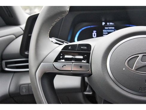 Certified 2025 Hyundai Elantra Sport image 18