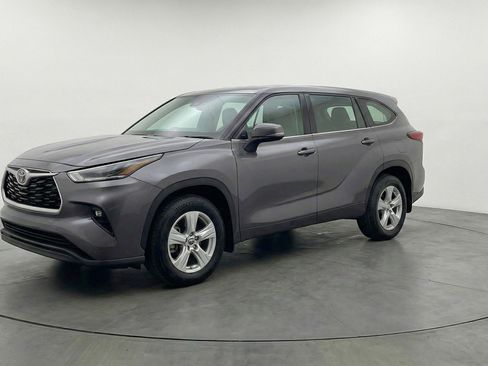 Used 2025 Toyota Highlander LE FWD image 3