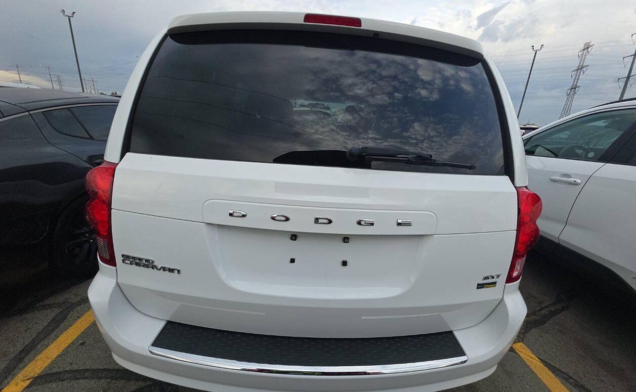 Used 2016 Dodge Grand Caravan SXT FWD image 3