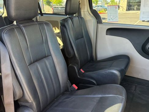 Used 2015 Chrysler Town & Country Touring FWD image 8