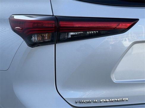 Used 2023 Toyota Highlander Limited image 6