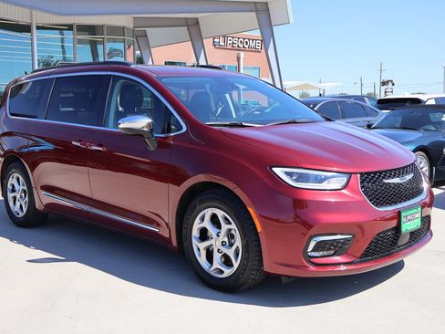 Used 2023 Chrysler Pacifica Limited FWD image 4