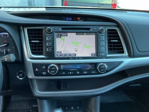 Used 2019 Toyota Highlander XLE AWD/4WD image 21