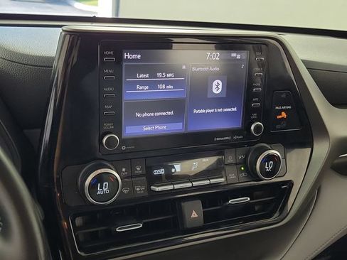 Used 2022 Toyota Highlander LE FWD image 28