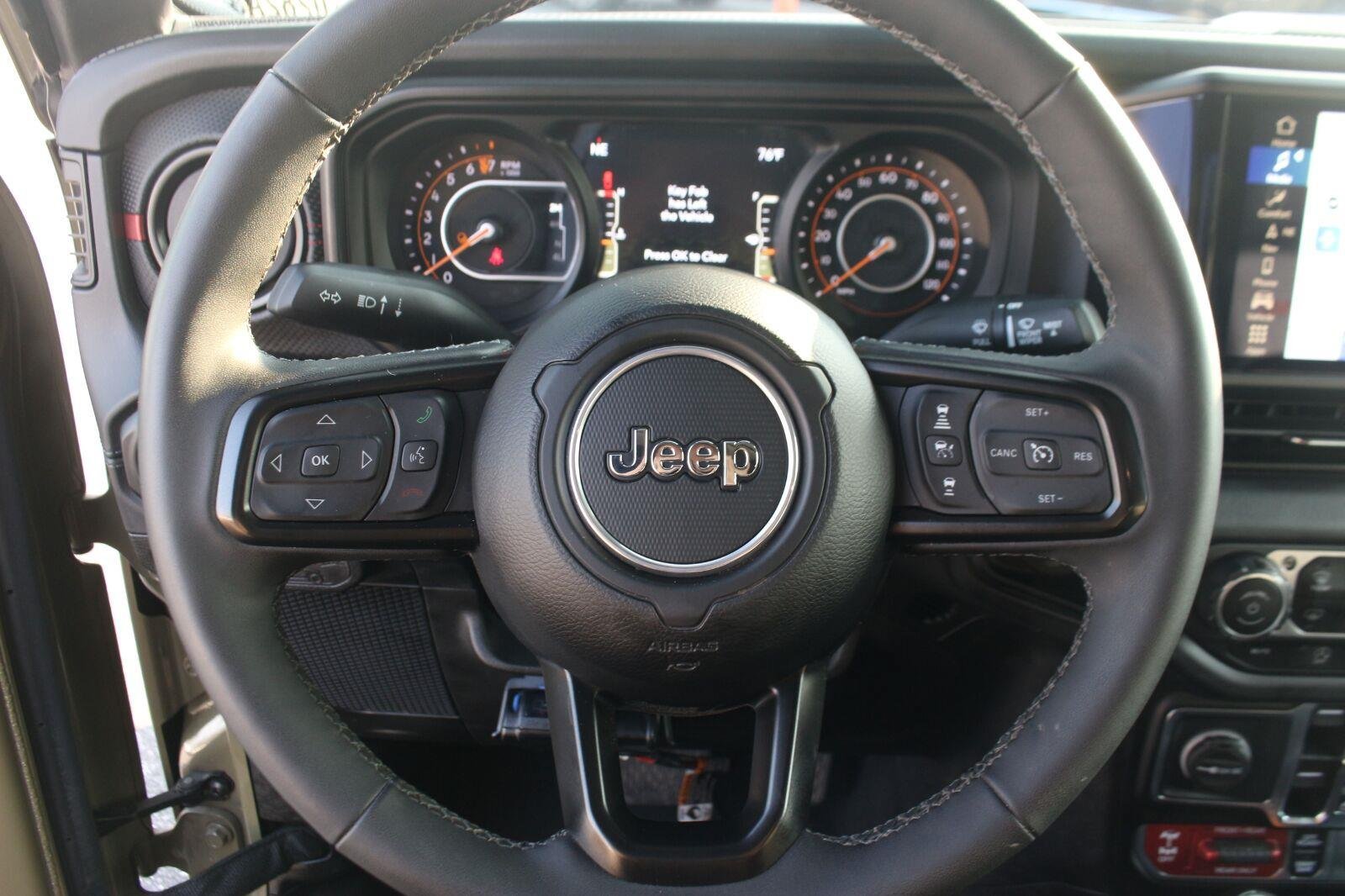 Used 2025 Jeep Gladiator Rubicon w/ Convenience Group AWD/4WD image 19