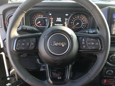 Used 2025 Jeep Gladiator Rubicon w/ Convenience Group AWD/4WD image 19