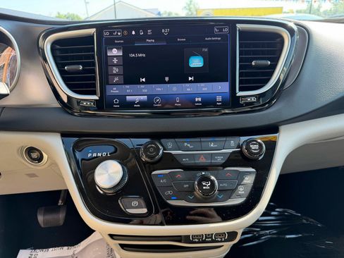 Used 2024 Chrysler Pacifica Touring-L FWD image 30