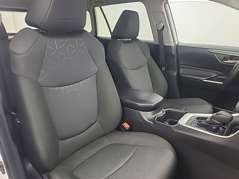 Used 2025 Toyota RAV4 XLE AWD/4WD image 17