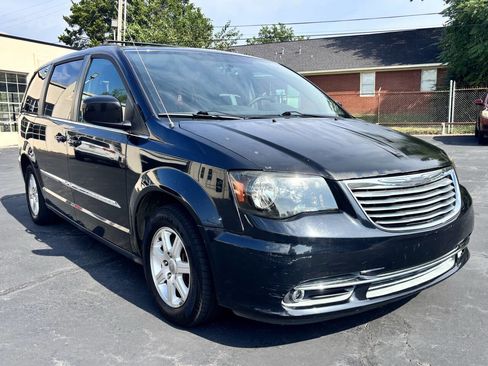 Used 2013 Chrysler Town & Country Touring image 5