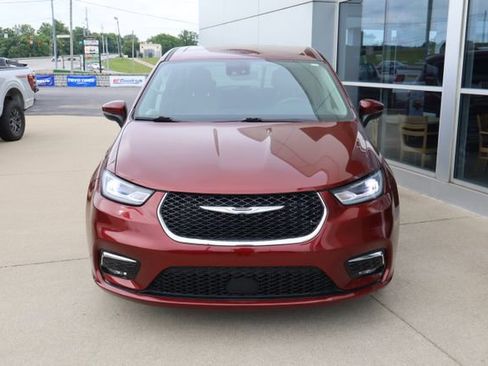 Used 2023 Chrysler Pacifica Touring-L FWD image 6