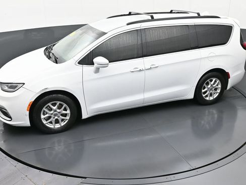 Used 2022 Chrysler Pacifica Touring-L image 32