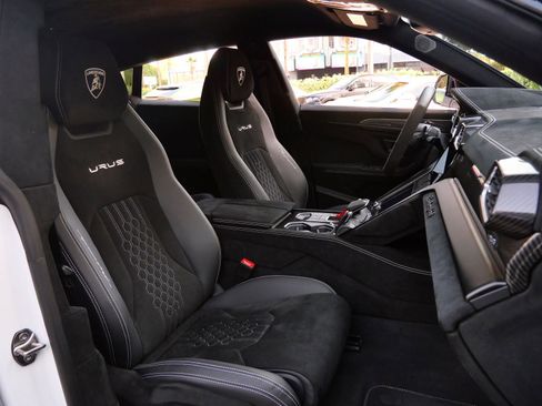Used 2024 Lamborghini Urus Performante image 8
