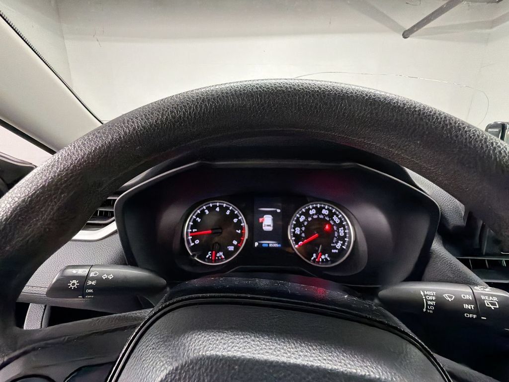 Used 2021 Toyota RAV4 LE FWD image 11