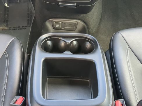 Used 2025 Chrysler Pacifica Select image 19