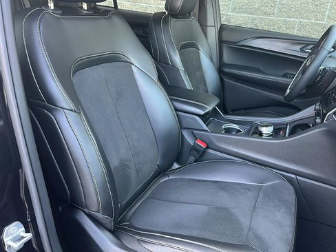 Used 2025 Jeep Grand Cherokee Altitude AWD/4WD image 23