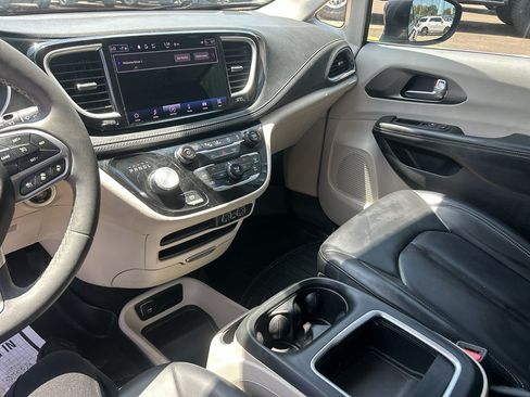 Used 2023 Chrysler Pacifica Touring-L FWD image 10