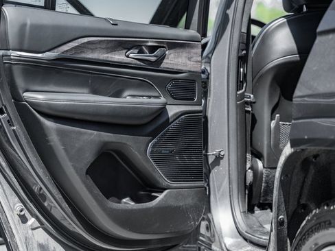 Used 2022 Jeep Grand Cherokee Overland w/ Luxury Tech Group IV image 34