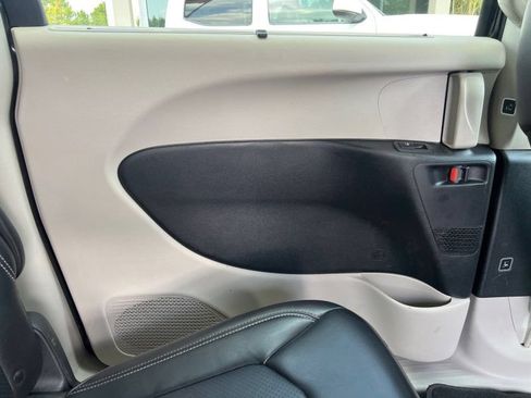 Used 2023 Chrysler Pacifica Touring-L FWD image 9