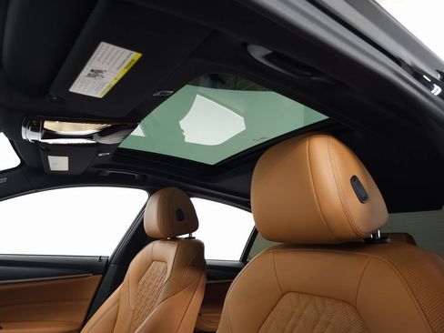 Used 2023 BMW 530e xDrive w/ Premium Package image 18