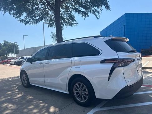 Used 2026 Toyota Sienna XLE FWD image 3