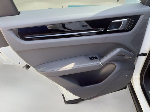 Used 2023 Porsche Cayenne Platinum Edition image 26