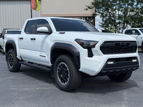 Used 2026 Toyota Tacoma TRD Off-Road w/ TRD Off Road Upgrade Package AWD/4WD image 2