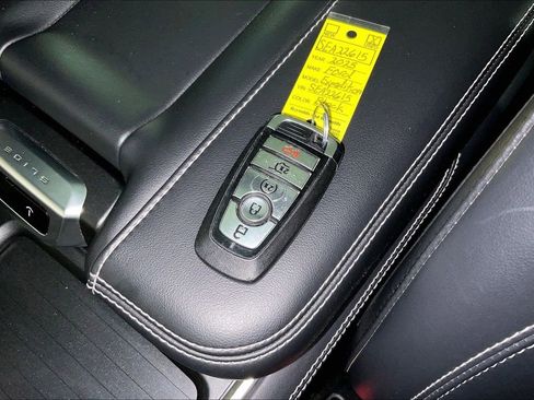 Used 2025 Ford Expedition Platinum image 14