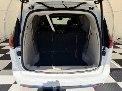 Used 2023 Chrysler Pacifica Limited FWD image 4