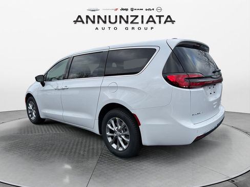 New 2026 Chrysler Pacifica Select image 3