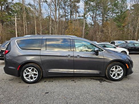 Used 2020 Chrysler Pacifica Limited image 9
