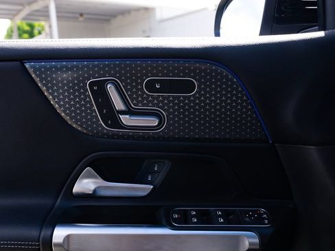 Used 2025 Mercedes-Benz GLB 250 4MATIC image 18