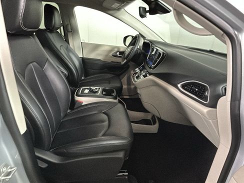Used 2024 Chrysler Pacifica Touring-L FWD image 29
