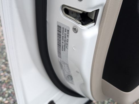 Used 2023 Chrysler Pacifica Touring-L FWD image 17