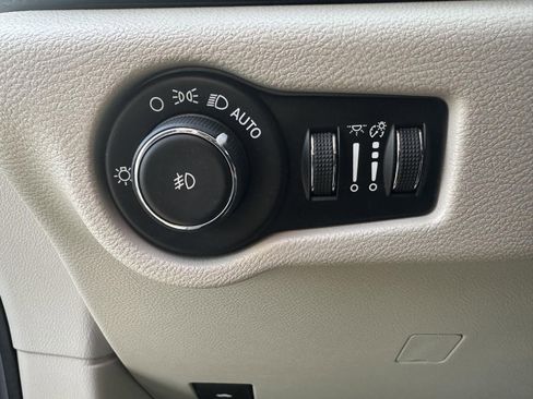 Used 2020 Chrysler Pacifica Touring-L image 14