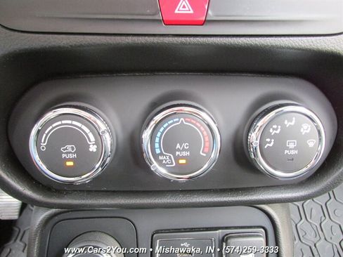 Used 2016 Jeep Renegade Latitude AWD/4WD image 32