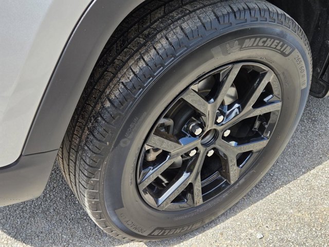 Used 2025 Jeep Grand Cherokee Altitude AWD/4WD image 9