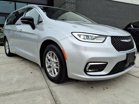 Used 2024 Chrysler Pacifica Touring-L image 1