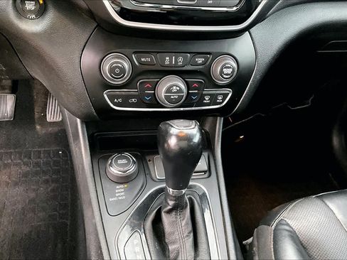 Used 2022 Jeep Cherokee Limited w/ Elite Package AWD/4WD image 32