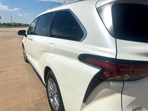 Used 2021 Toyota Sienna Limited image 10