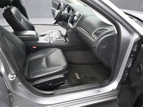 Used 2017 Chrysler 300 C image 17