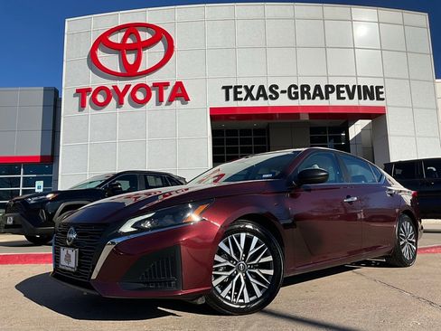 Used 2025 Nissan Altima 2.5 SV image 2