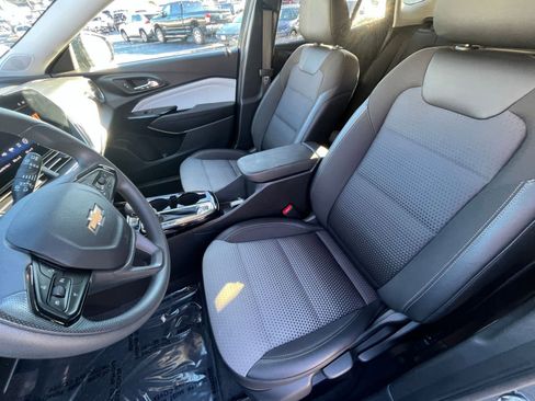 Used 2025 Chevrolet Trax LT image 30