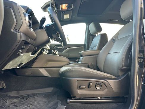 Used 2025 Chevrolet Colorado ZR2 w/ Technology Package image 10