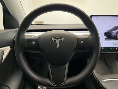 Used 2022 Tesla Model Y Long Range image 5