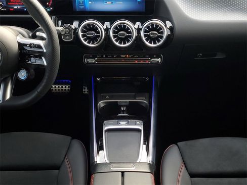 Used 2025 Mercedes-Benz GLA 35 AMG 4MATIC image 33