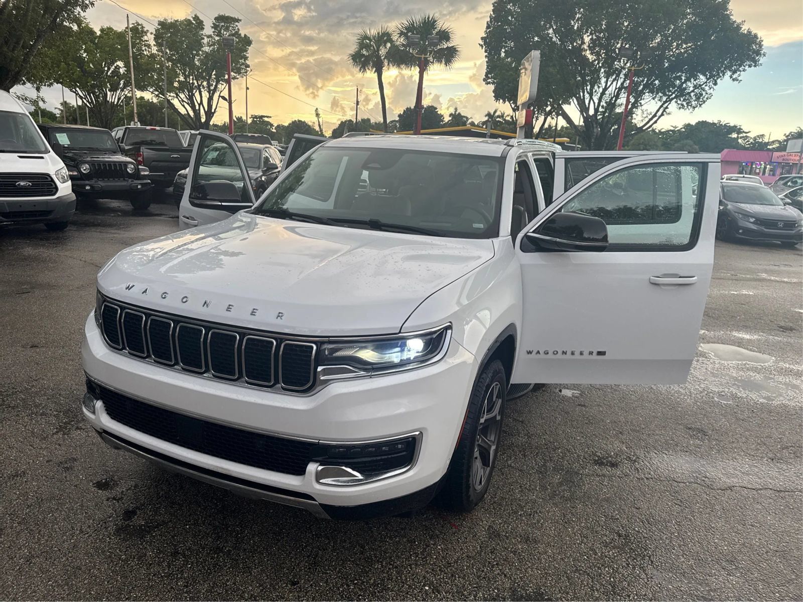 Used 2024 Jeep Wagoneer Series III AWD/4WD image 23