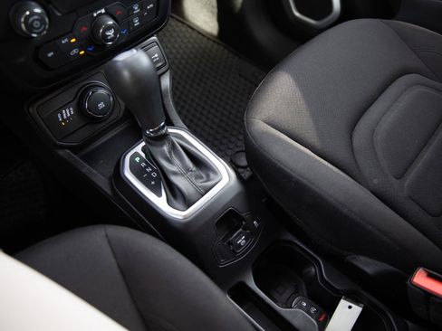 Used 2018 Jeep Renegade Latitude AWD/4WD image 16