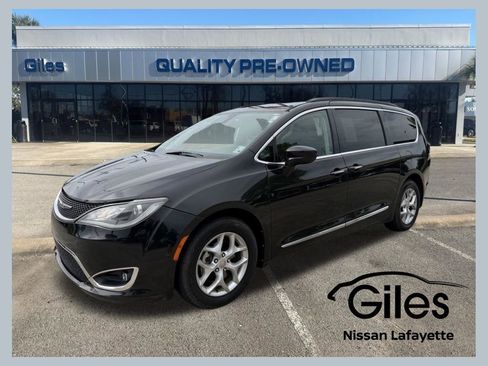 Used 2017 Chrysler Pacifica Touring-L w/ Tire & Wheel Group FWD image 1
