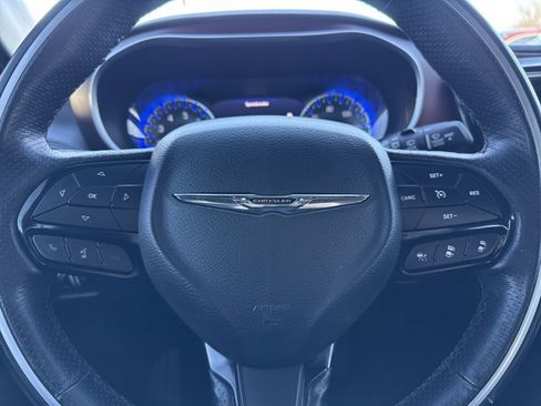 Used 2020 Chrysler Pacifica Limited image 26