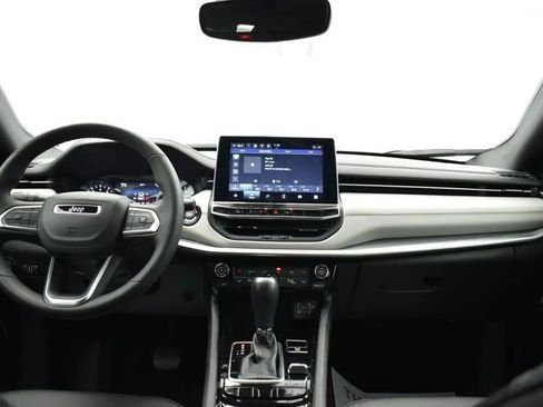 Used 2025 Jeep Compass Limited image 19